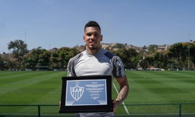 Paulinho recebe homenagem do Atlético por marca expressiva