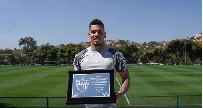 Paulinho recebe homenagem do Atlético por marca expressiva