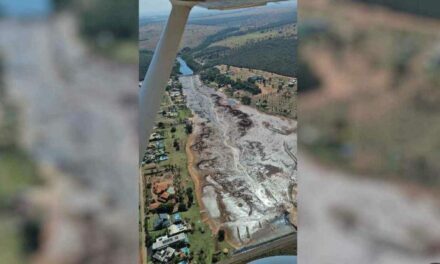 Barragem rompe e atinge casas de condomínio de luxo