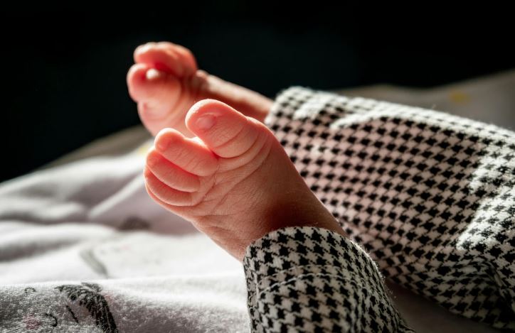Bebê de dois meses morre por coqueluche em MG e acende alerta para risco de surto no Estado