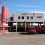 Bombeiros prestam atendimento a passageira de 83 anos em frente ao quartel, em Formiga