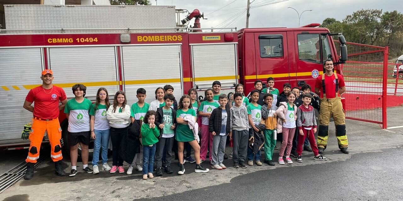 Bombeiros de Formiga encantam crianças com visita educativa