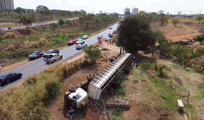 Motociclista morre atropelado por caminhão de gado em rodovia de Minas