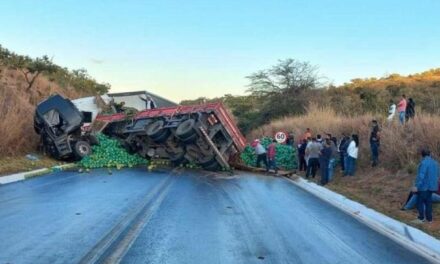 Acidente entre caminhão e van que transportava pacientes mata 5 e deixa 10 feridos na BR-251