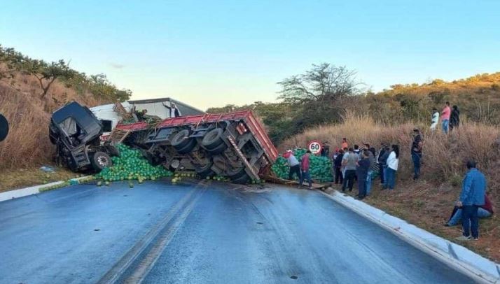 Acidente entre caminhão e van que transportava pacientes mata 5 e deixa 10 feridos na BR-251