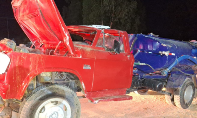 Defeito mecânico causa capotamento de caminhão tanque na MG-050