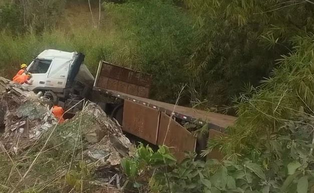 Carreta cai em ribanceira de cerca de 20 metros ao desviar de veículo