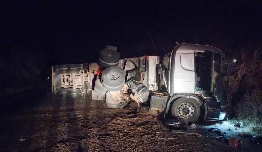 Carreta carregada com café tomba na BR-354, em Formiga