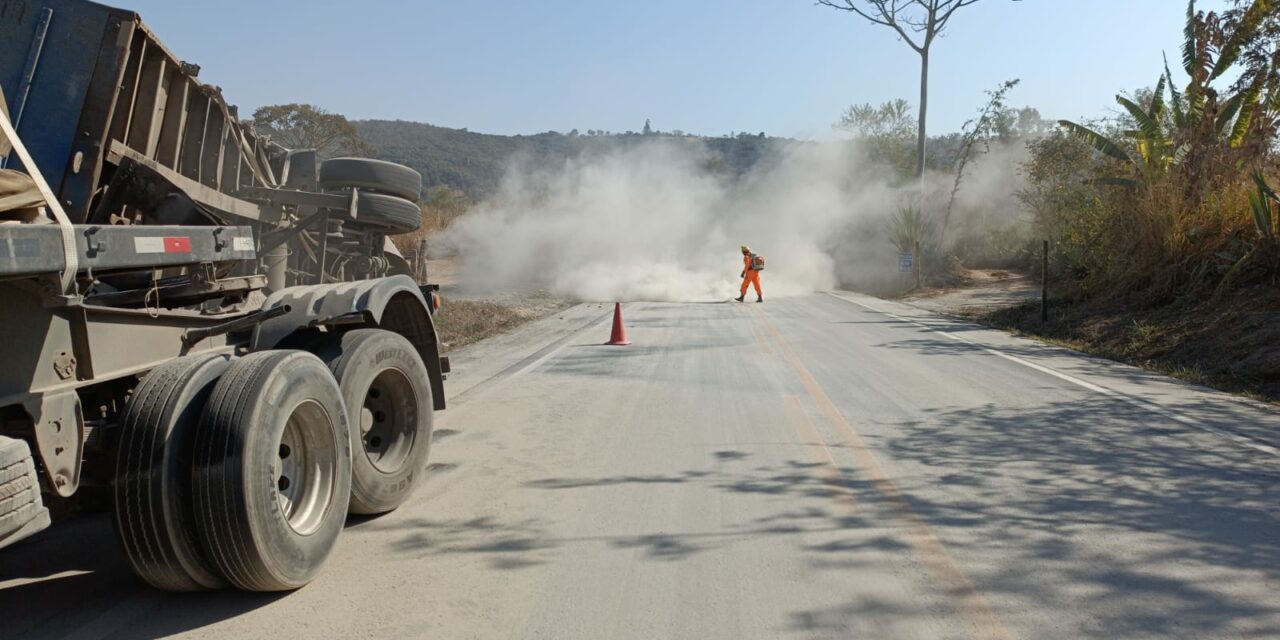 Carreta tomba e espalha cimento na BR-354