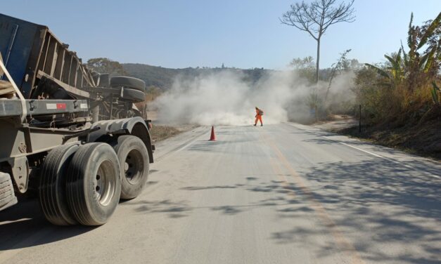 Carreta tomba e espalha cimento na BR-354
