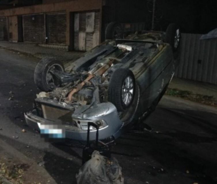 Carro capota no bairro Bom Pastor, em Divinópolis