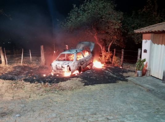 Veículo pega fogo em Arcos; incêndio pode ter sido criminoso
