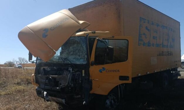 Duas pessoas morrem após acidente envolvendo caminhão dos Correios e carro