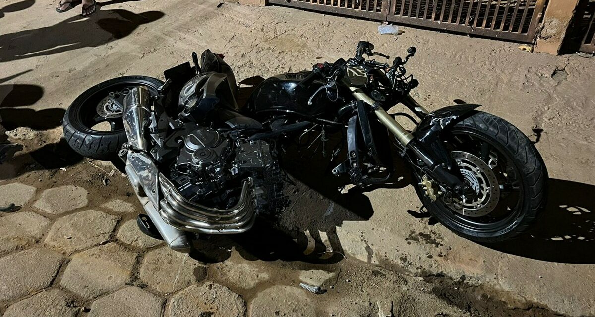 Homem dá ‘grau’ em moto e morre ao bater em veículo parado