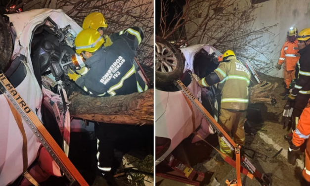 Dois jovens morrem e outros dois ficam gravemente feridos após carro bater em muro, em Minas Gerais