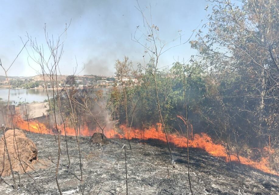 Incêndio de grandes proporções é registrado no bairro Alto da Praia, em Formiga