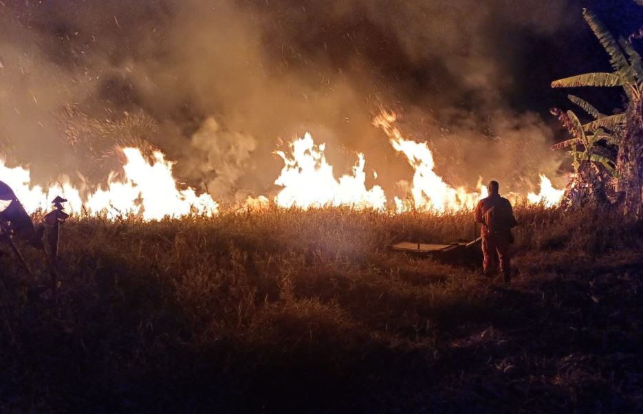Incêndio é registrado em área de pastagem, em Córrego Fundo
