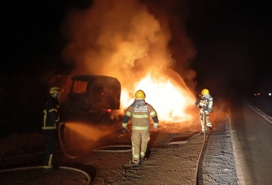Caminhão pega fogo após acidente na BR-354, em Formiga