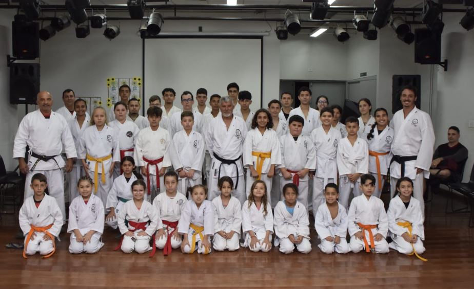 40 atletas do Dojo Kelcio Instituto Tatame do Bem participam de graduação de karatê