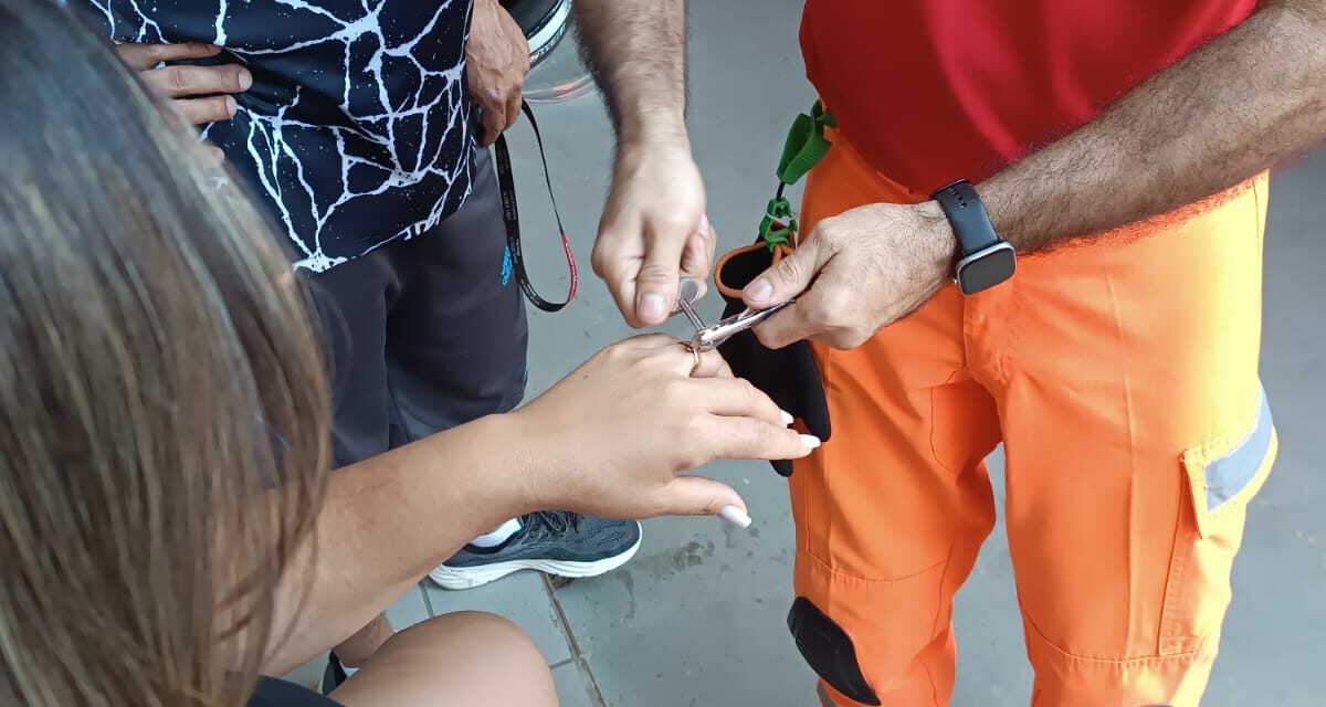 Mulher fica com aliança presa no dedo e pede ajuda aos bombeiros de Formiga