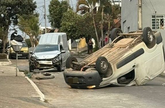 Acidente entre dois carros deixa um ferido em Nova Serrana