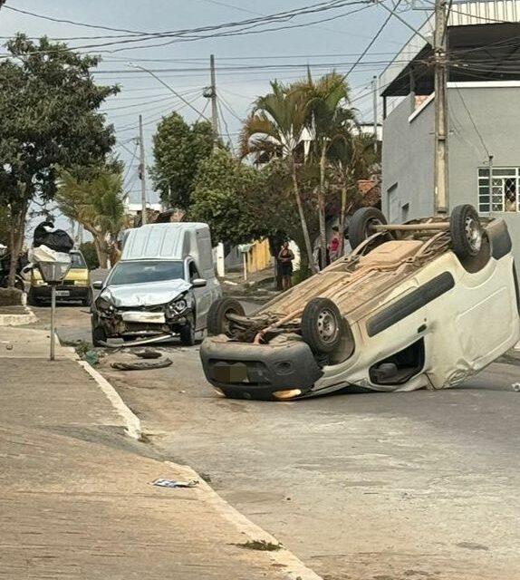 Acidente entre dois carros deixa um ferido em Nova Serrana