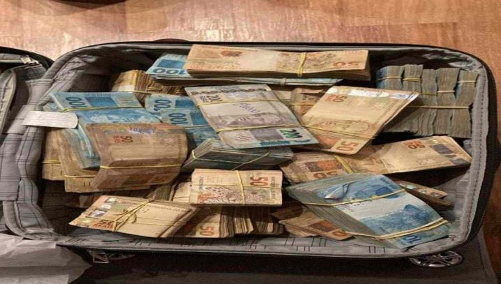 Dupla é detida com R$ 540 mil em aeroporto da Pampulha