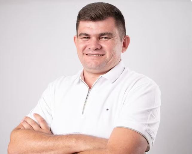 Prefeito candidato à reeleição e o pai morrem a tiros durante campanha