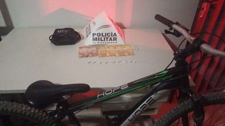 Jovem é preso por tráfico e corrupção de menor no Rosário, em Formiga