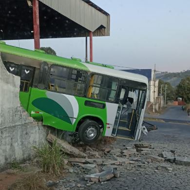 Transporte público da Viação Formiga se envolve em acidente