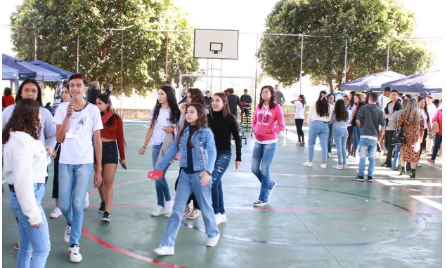 Equipe do Unifor-MG marca presença na feira “Ser e Empreender” em escola de Santo Antônio do Monte