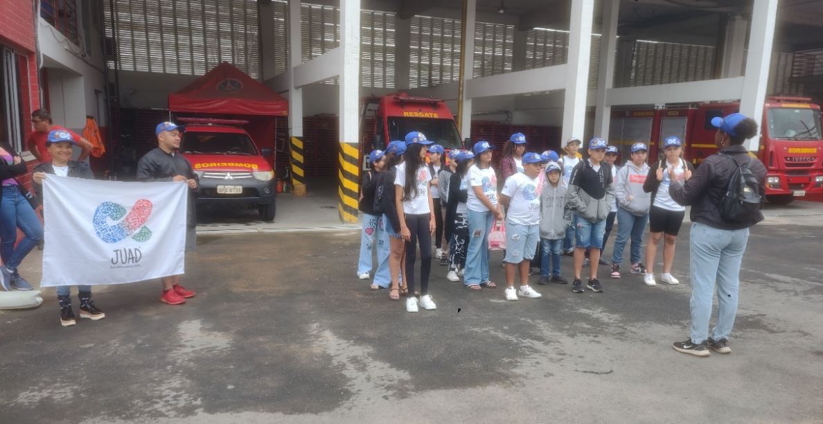 Crianças do JUAD visitam quartel do Corpo de Bombeiros em Formiga