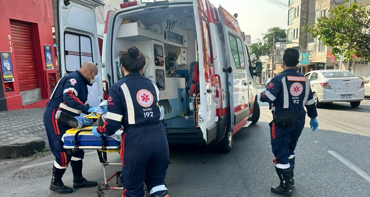 Colisão entre um carro e uma moto no centro de Divinópolis, deixa homem de 27 anos levemente ferido