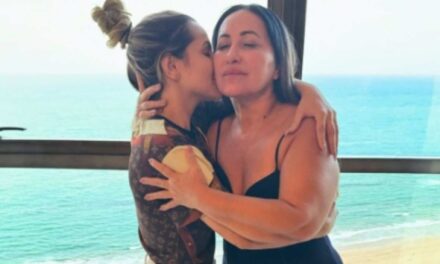 Deolane encontra a mãe após deixar prisão: “Não iria embora sem a senhora”