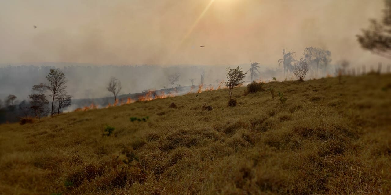 Corpo de Bombeiros combate incêndio nos bairros Novo Horizonte e São Geraldo, em Formiga