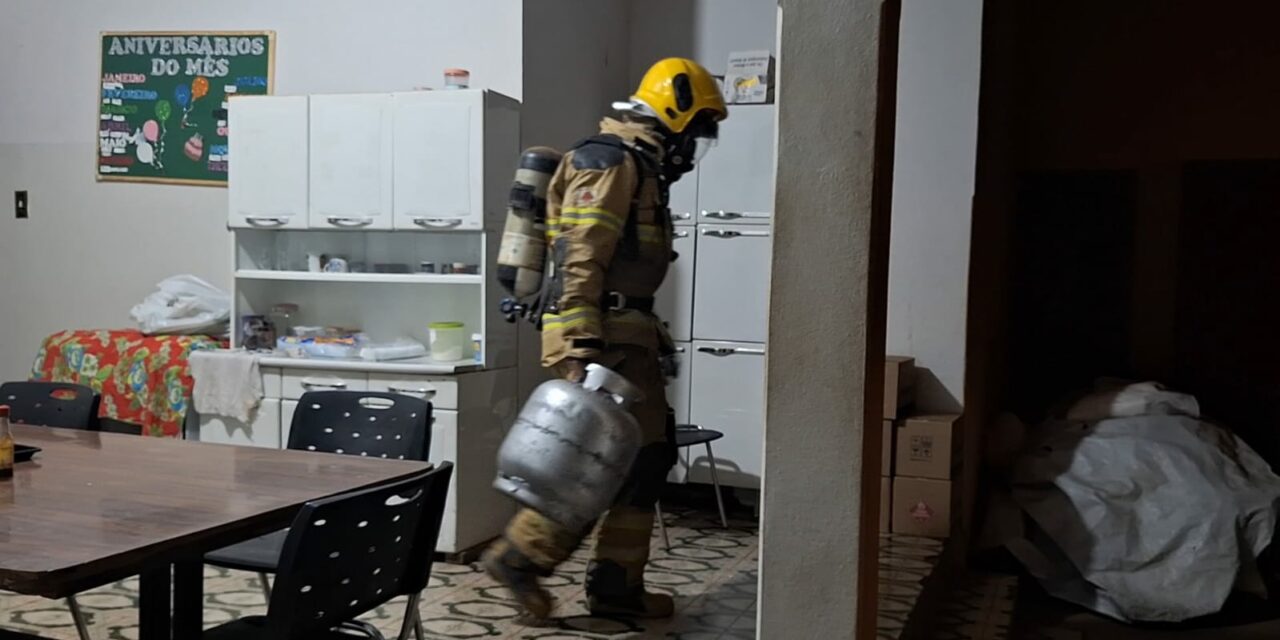 Bombeiros evitam acidente com vazamento de gás em instituição social de Arcos