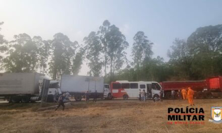 Acidente gera engavetamento entre quatro veículos na MG-050, em Itaúna