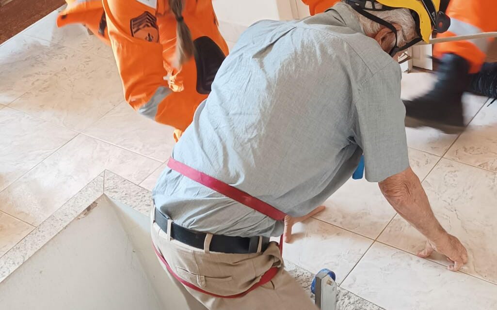 Formiga: bombeiros resgatam idoso de 81 anos preso em elevador