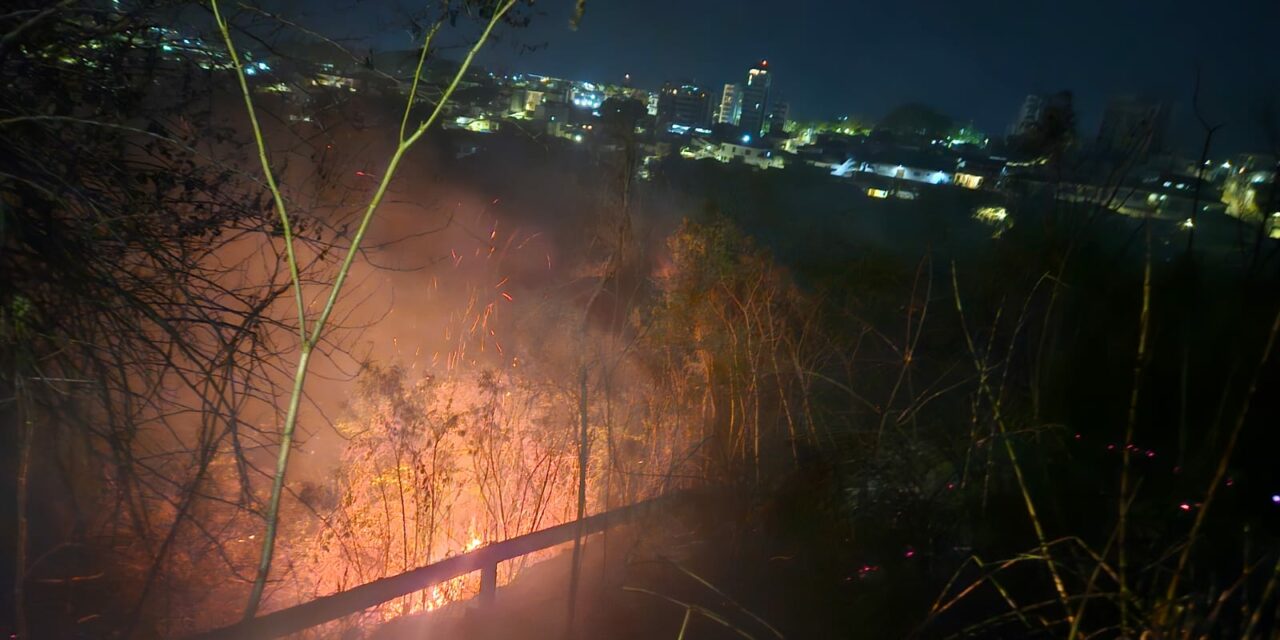 Corpo de Bombeiros de Formiga combate incêndio em Campo Belo