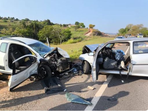 Batida entre carros mata duas idosas e criança de 3 anos na MG-290