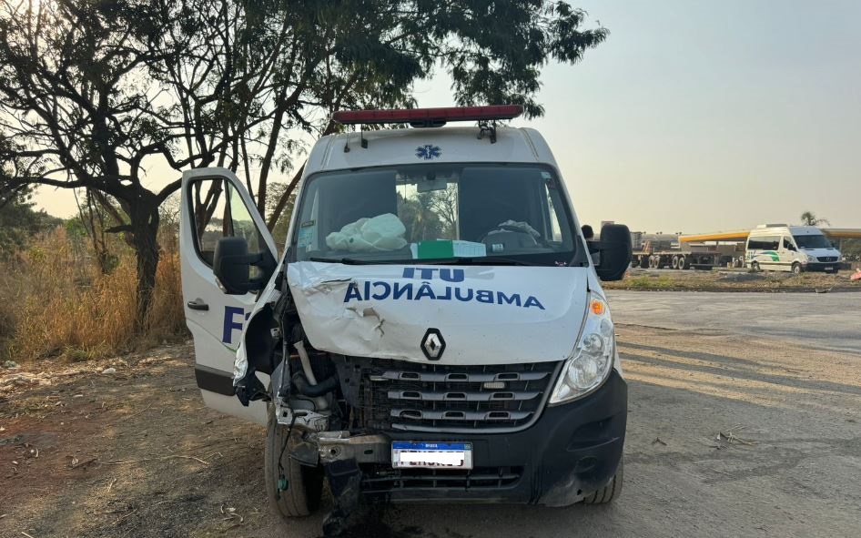 Acidente envolvendo ambulância de Formiga deixa uma vítima fatal na BR-354