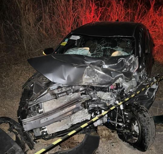 Homem e criança de 10 anos ficam feridos após carro colidir contra carreta parada na BR-354