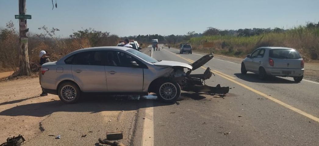Mulher é socorrida após colisão entre dois carros na BR-494, em Divinópolis