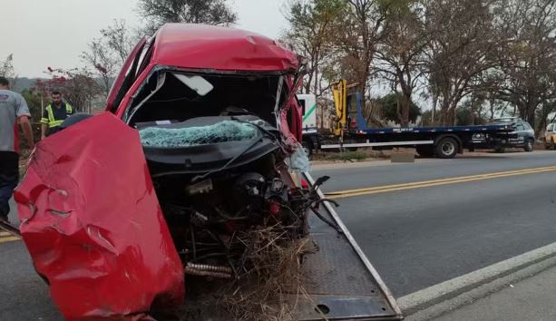 Homem morre em batida entre carro e caminhão no Sul de Minas