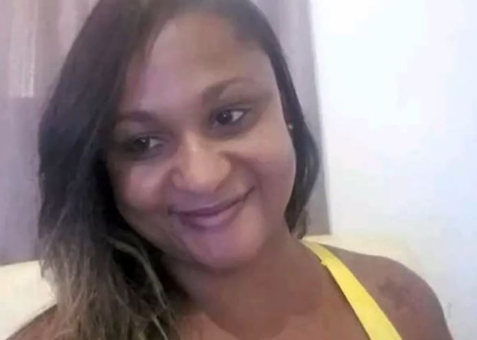 Mulher é agredida a marteladas pelo marido na frente da filha