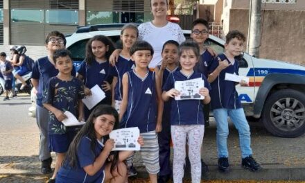 Alunos da Escola Célia de Melo participam de blitz educativa