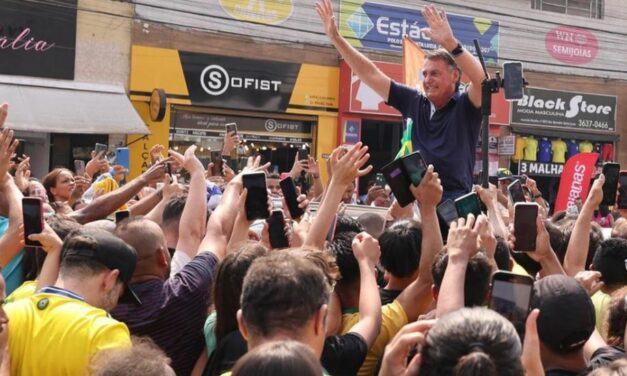 Bolsonaro chega à capital, faz parada em frente à Cidade Administrativa e segue para a Grande BH