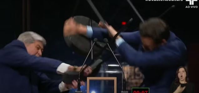 Datena agride Pablo Marçal com cadeirada durante debate em SP