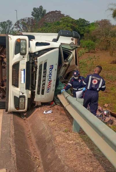 Populares tentam saquear carga após caminhão tombar em Itapecerica