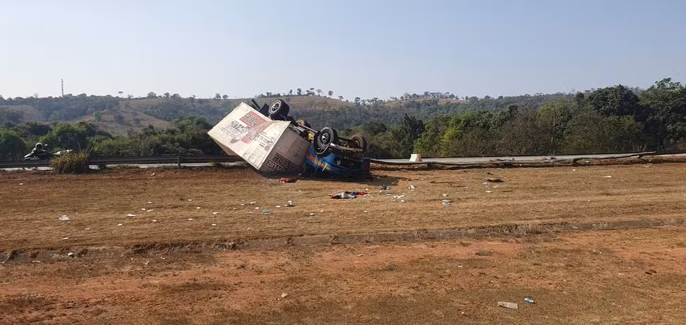 Caminhão de mudança perde o controle e capota na BR-262, em Nova Serrana